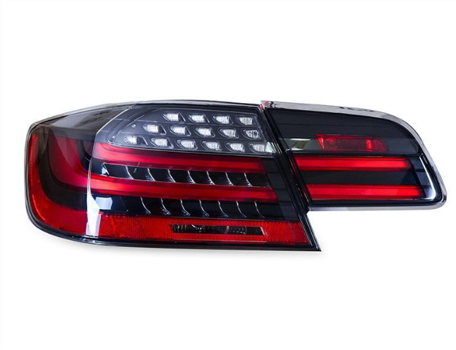 Conjunto de Lanterna Traseira para BMW Série 3 E92 (330, 335, M3) - Versão Americana com Pisca Dinâmico - Led Line BR Parts
